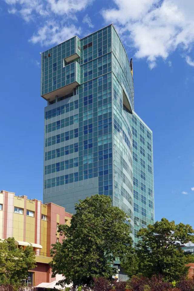 Samaraneftegaz Office and Business Centre, northwest elevation