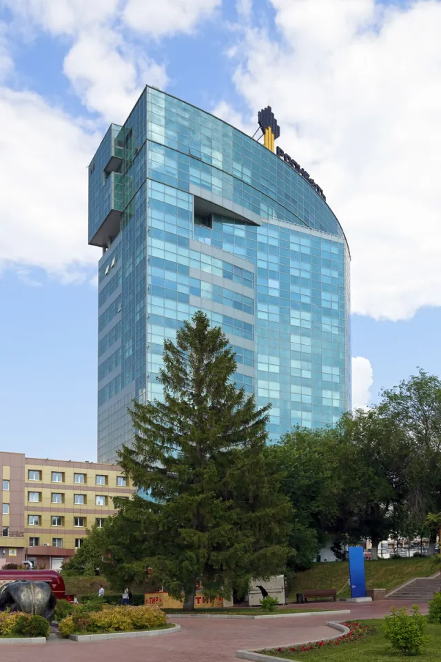 Samaraneftegaz Office and Business Centre, west elevation