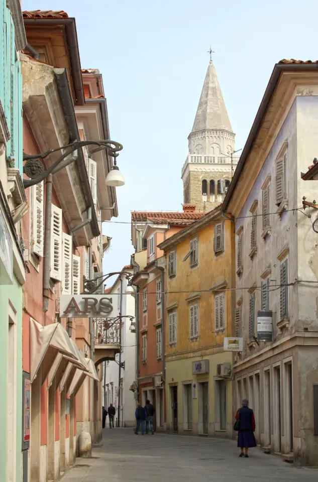 Kidričeva Street, towards the east