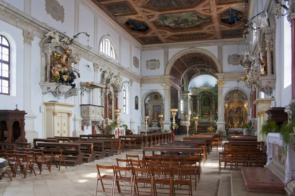 St. George's Parish Church, interior