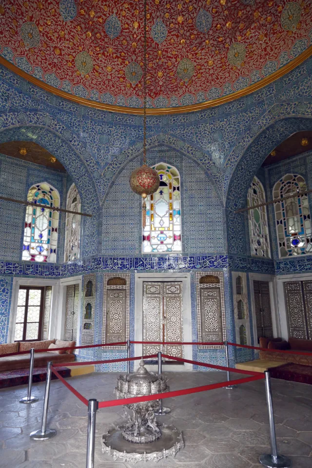 Topkapi Palace, Baghdad Kiosk, interior with silver charcoal stove 