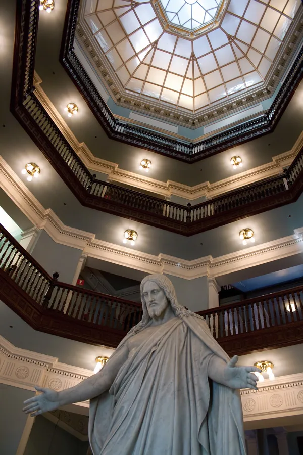 Johns Hopkins Hospital, Billings building, Christ statue