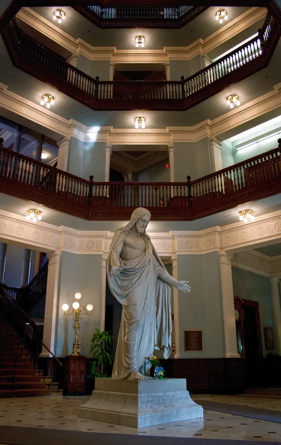 Johns Hopkins Hospital, Billings building, Christ statue