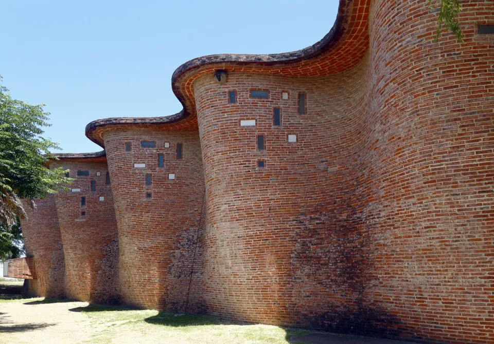 Church of Atlántida, eastern undulating side wall