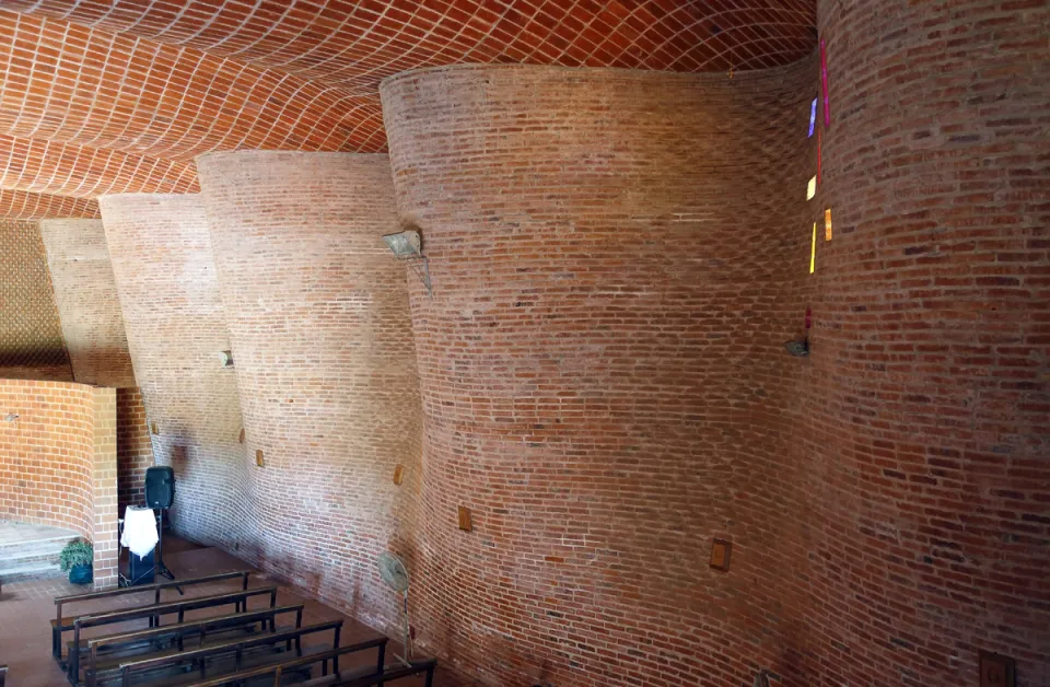 Church of Atlántida, interior view of the undulating side walls