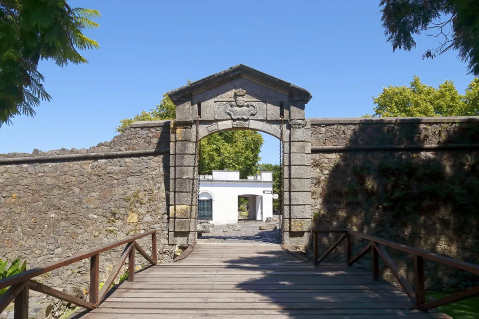 Citadel of Colonia del Sacramento, Field Gate (Portón de Campo), with walls