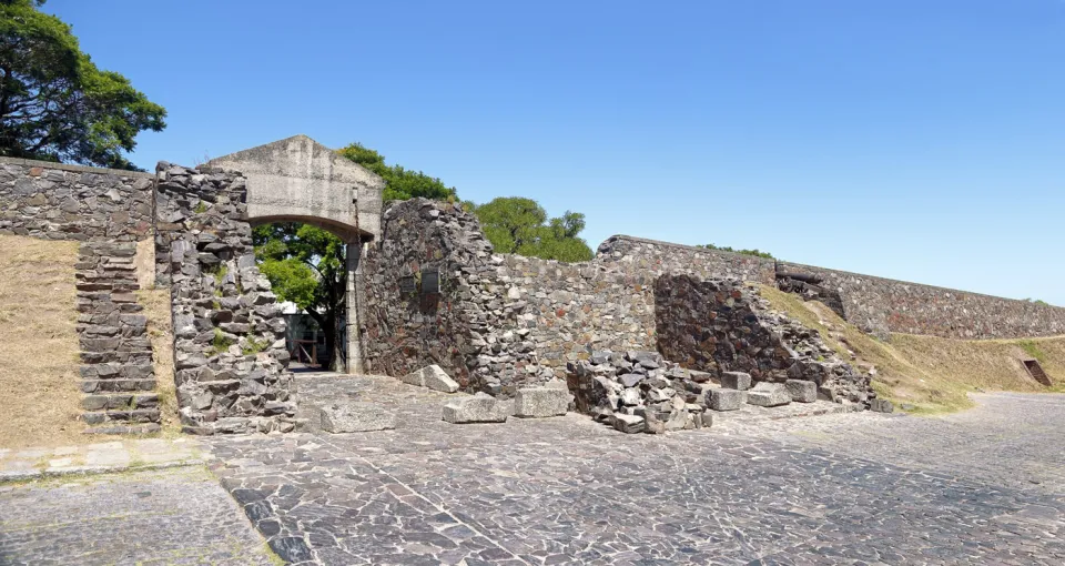 Citadel of Colonia del Sacramento, walls