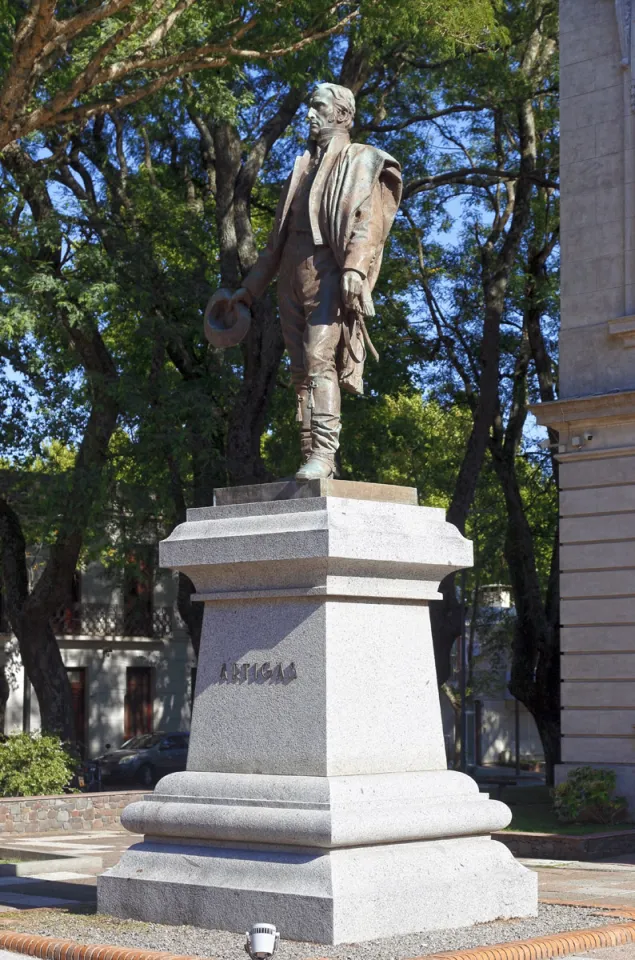 Municipal Palace of Colonia, Monument of José Gervasio Artigas