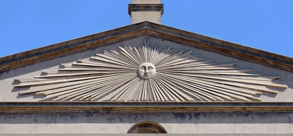 Solís Theatre, pediment