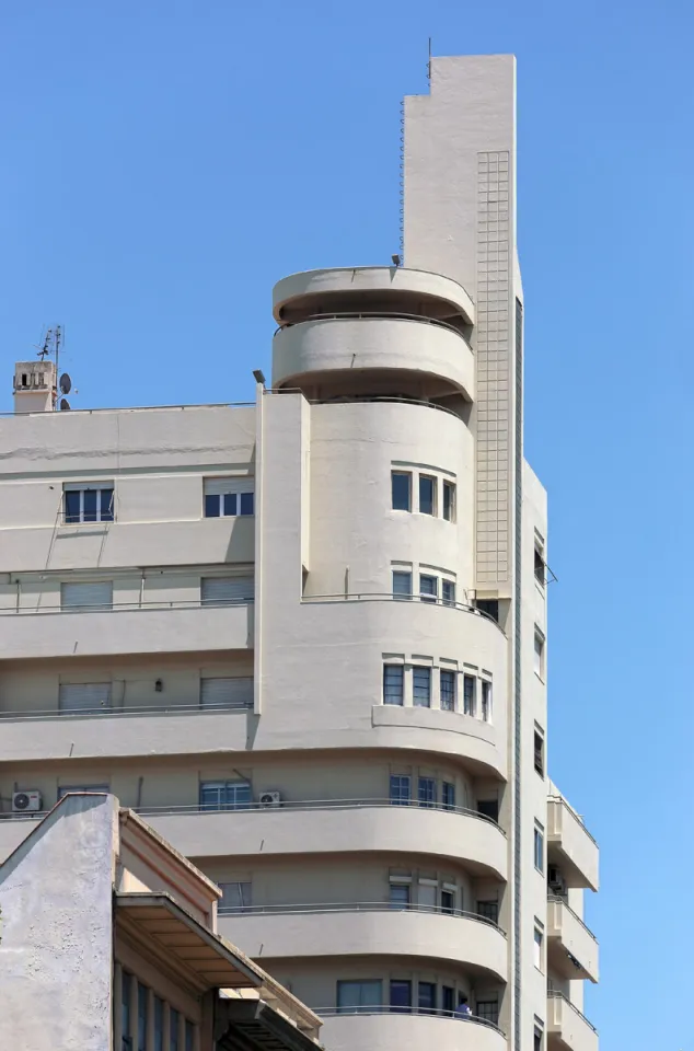 Tribuna Popular Palace, top floors with superstructure