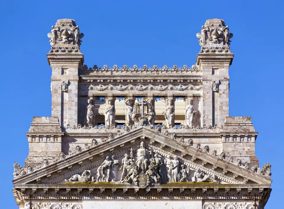 Legislative Palace, pediment and lantern tower