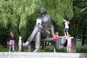 Children playing on Maxim Gorky monument