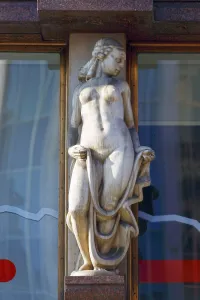 Adria Palace, statue of the facade