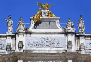 Place Stanislas, Here Arch (Arc Héré), attic with acroterion