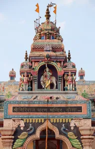 Giriraj Dharan Mandir, detail