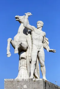 Palace of Italian Civilisation, Dioscuri equestrian sculpture