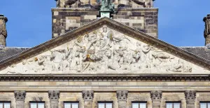 Palace on the Dam, pediment