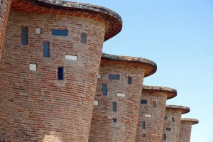 Church of Atlántida, detail of undulating side wall with roof edge