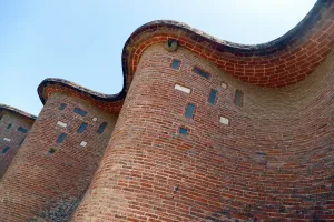 Church of Atlántida, detail of undulating side wall with roof edge