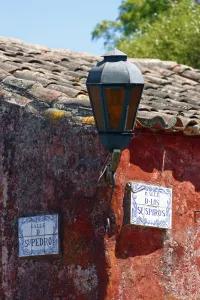 Calle de los Suspiros № 71, facade detail with lantern