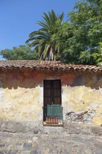 Calle de los Suspiros № 86, facade detail with window