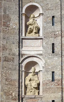 Innsbruck Cathedral, facade niches with statues of the Saintes Notburga and Ingenuin