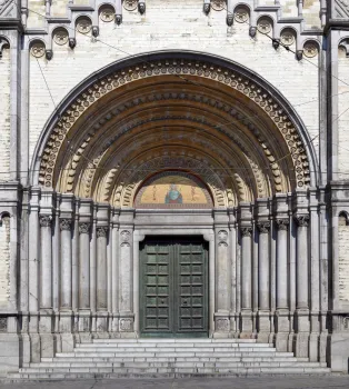 Saint Mary's Royal Church, main door with archivolts