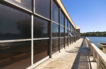 Iate Tênis Clube, outdoor access to the terrace with window front