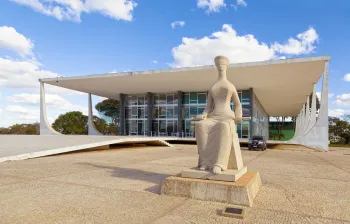 Palace of the Federal Supreme Court, behind the statue “The Justice”