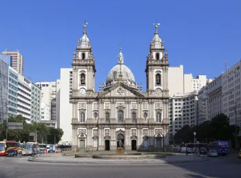 Candelaria Church, in the middle of President Vargas Avenue