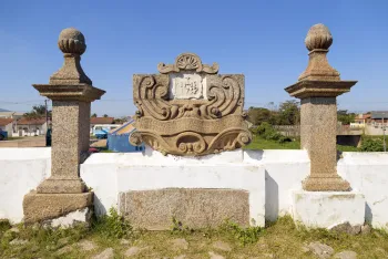 Guandu Bridge, relief with Jesuit emblem and inscription flanked by pillars