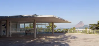 Chácara do Céu, panoramic terrace with pavilion and the Sugarloaf in the background