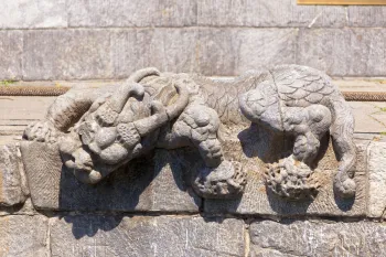 Wanning Bridge, northern dragon sculpture