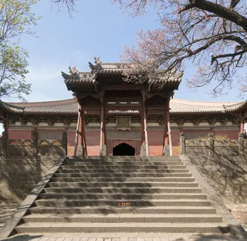 Shanhua Temple, Precious Hall of the Great Hero, stairs to the platform and pailou