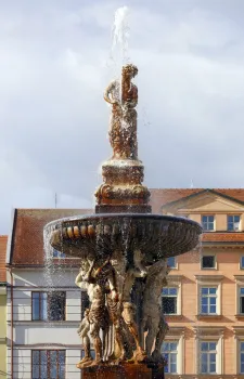Samson's Fountain, sculptures of atlantes supporting Samson