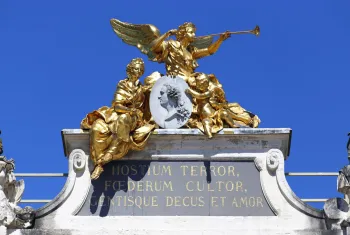 Place Stanislas, Here Arch (Arc Héré), inscription and gilded statues