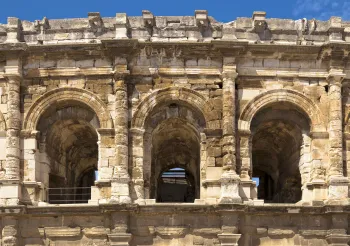 Arena of Nîmes, arcades