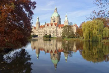 New Town Hall of Hanover, reflecting on Maschteich