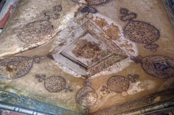 Itimad-ud-Daulah Tomb, Drum House (naqqar khana), ornament ceiling