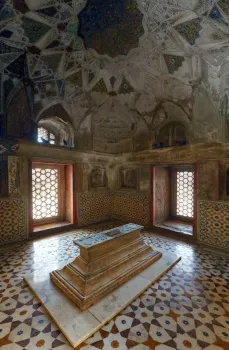 Itimad-ud-Daulah Tomb, mausoleum, interior with cenotaph