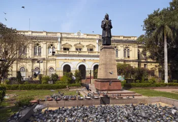 Delhi Town Hall, with statue of Samy Shradhanand in front