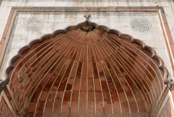 Jama Masjid of Delhi, Prayer Hall, vaulted half-dome of the iwan