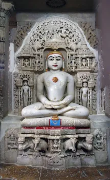 Chandraprabhu Jain Temple, Chandraprabhu idol