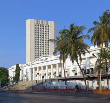 Asiatic Society of Mumbai Town Hall, with RBI Main Building in the background