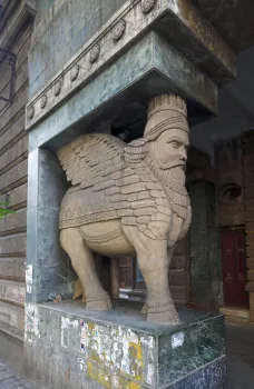 Bai Pirojbai Dadabhoy Maneckji Vatcha Agiary, Lamassu statue