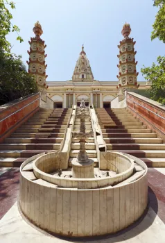 Shri Dhakleshwar Mahadev Temple, fountain and perron