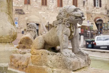 Fountain of the Three Lions, lion statue