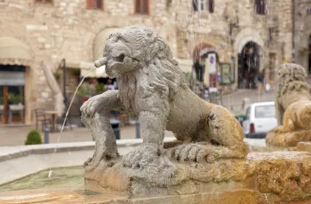 Fountain of the Three Lions, lion statue