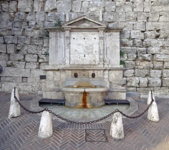 Etruscan Arch, fountain