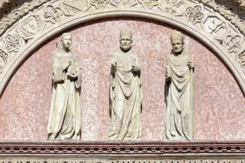 Palace of the Priors, Portale Maggiore, statues of the lunette